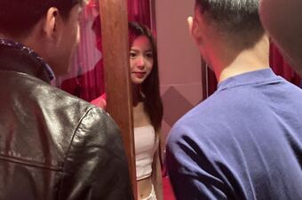 Wer ist die Frau hinter dem Fenster? Aufnahmen in der Sexstraße von Alkmaar für den Hongkonger Fernsehsender